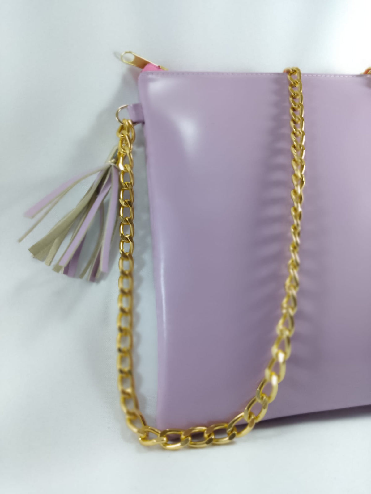 Bolso de colgar color morado marca piel Guerrero