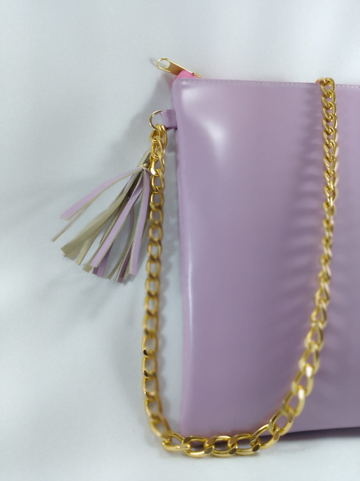 Bolso de colgar color morado marca piel Guerrero