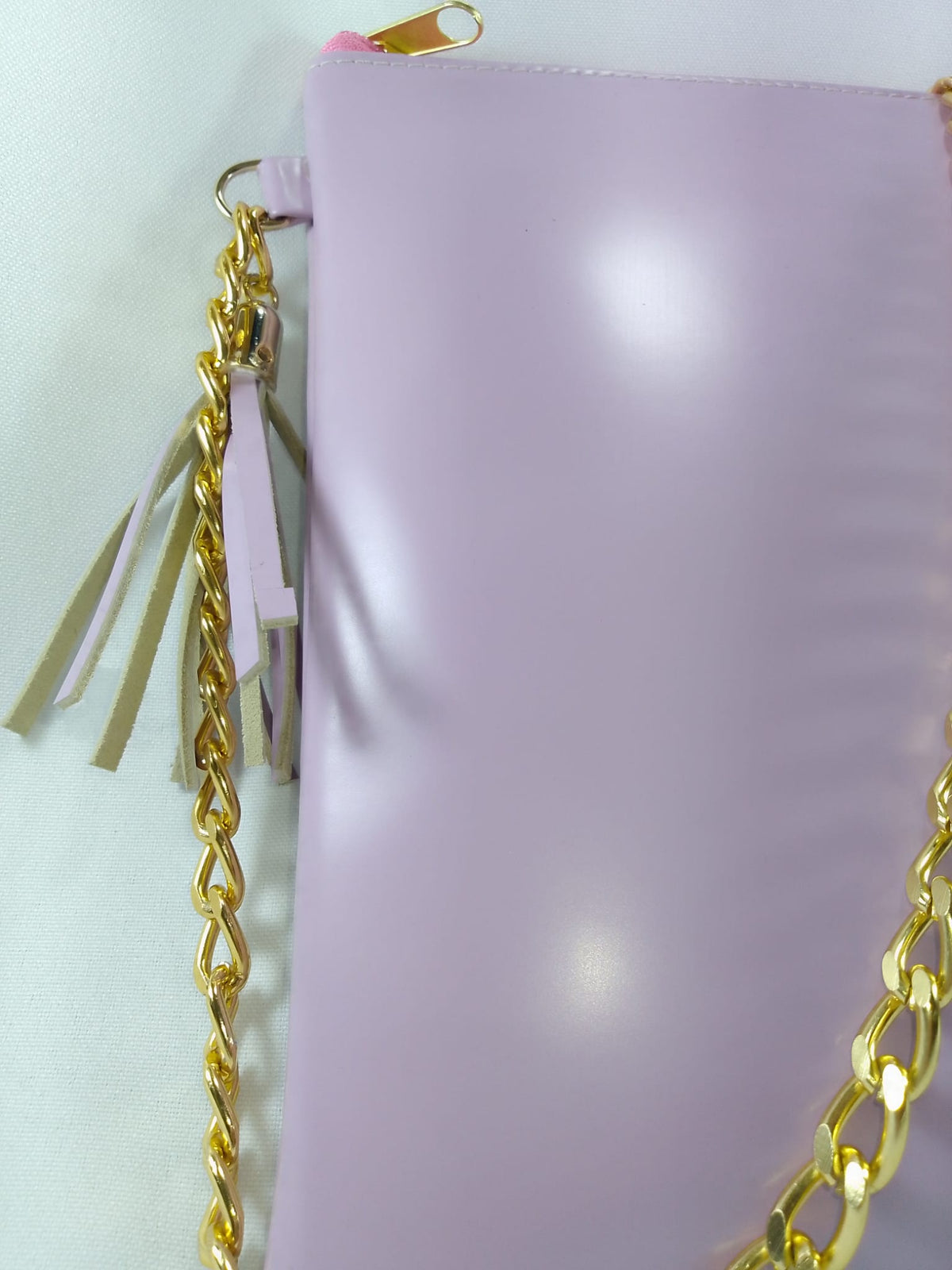 Bolso de colgar color morado marca piel Guerrero
