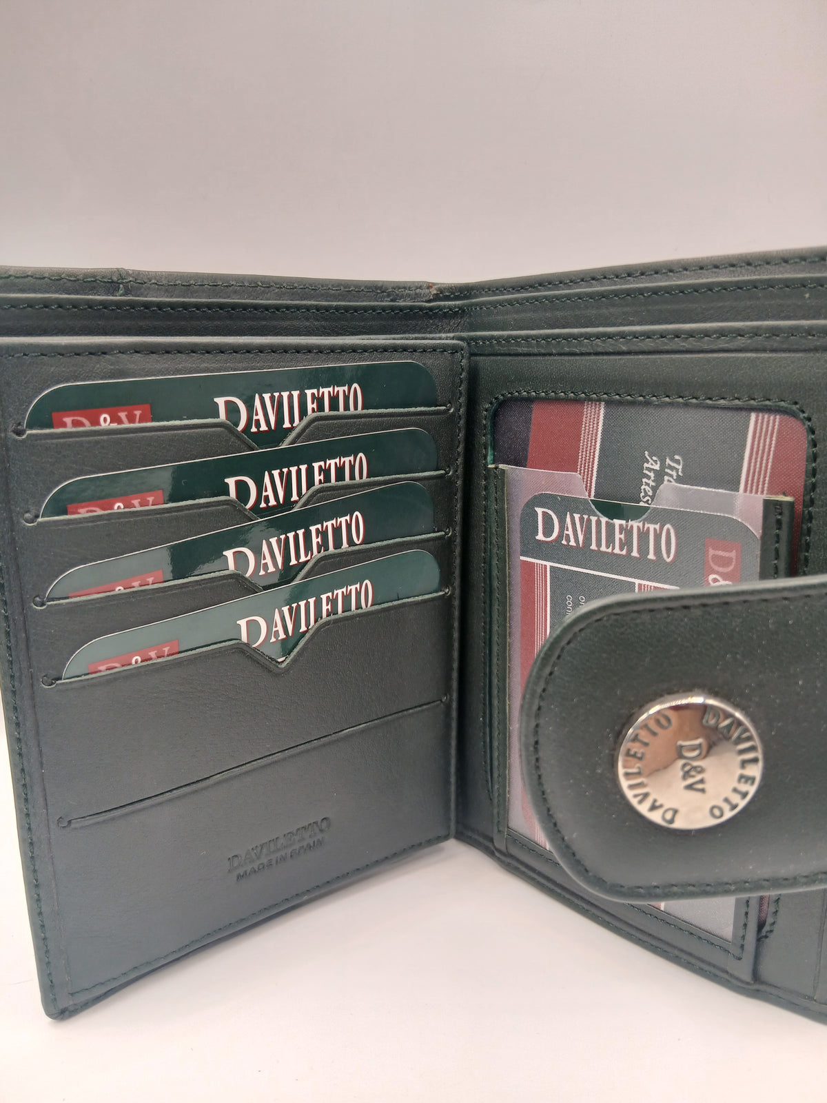 Billeteras de piel color verde marca Daviletto