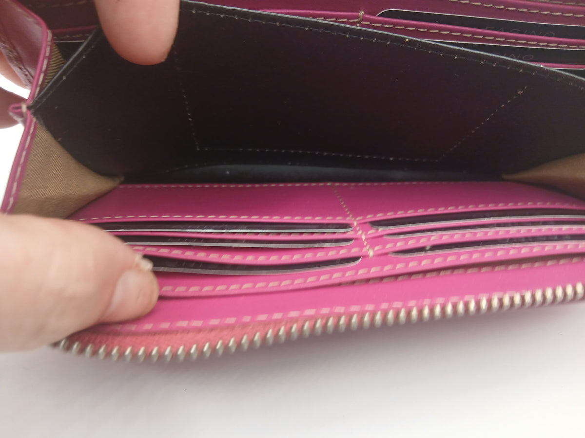 Billeteras de piel color fucsia marca Fasino