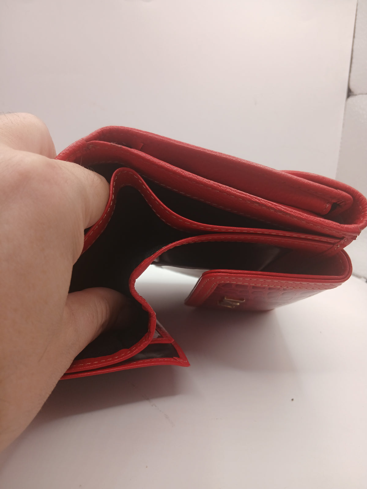 Billeteras de piel color rojo marca Daviletto