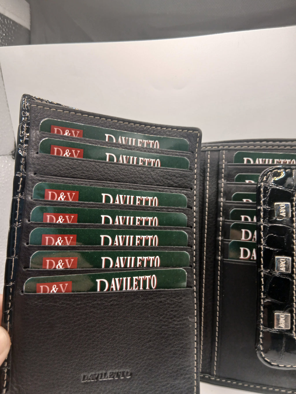Billeteras de piel color negro marca Daviletto