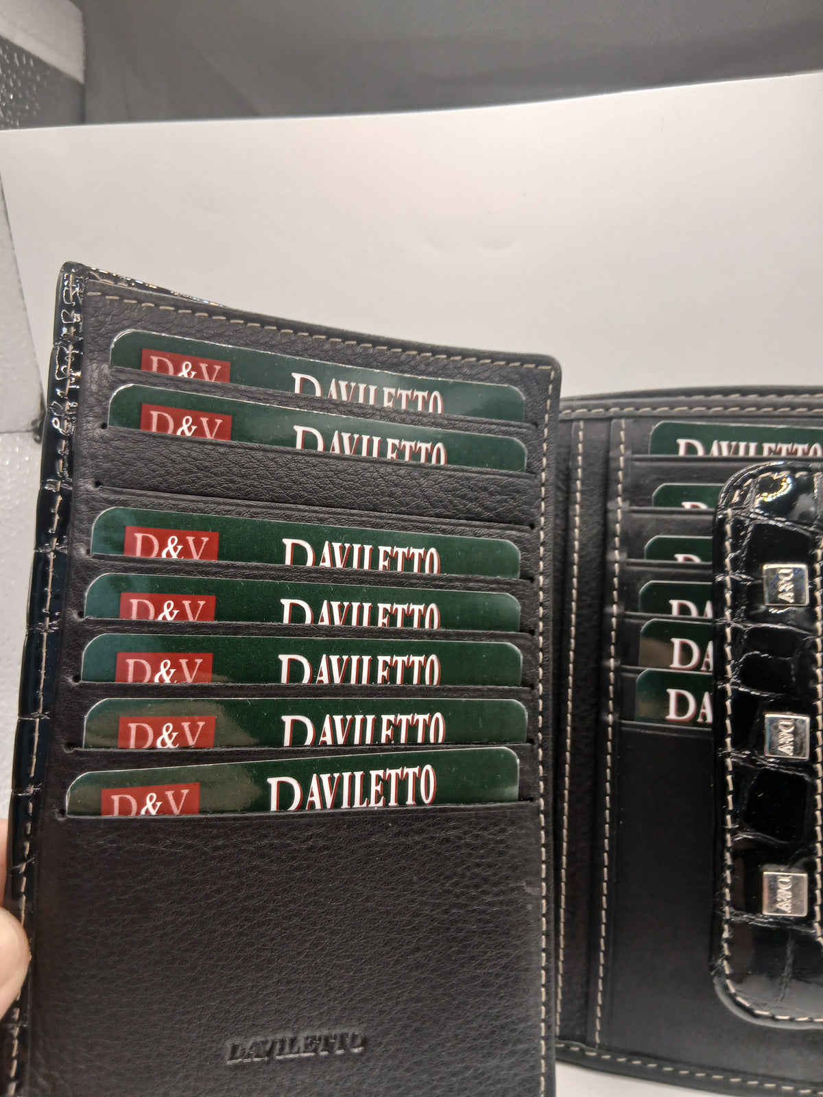 Billeteras de piel color negro marca Daviletto