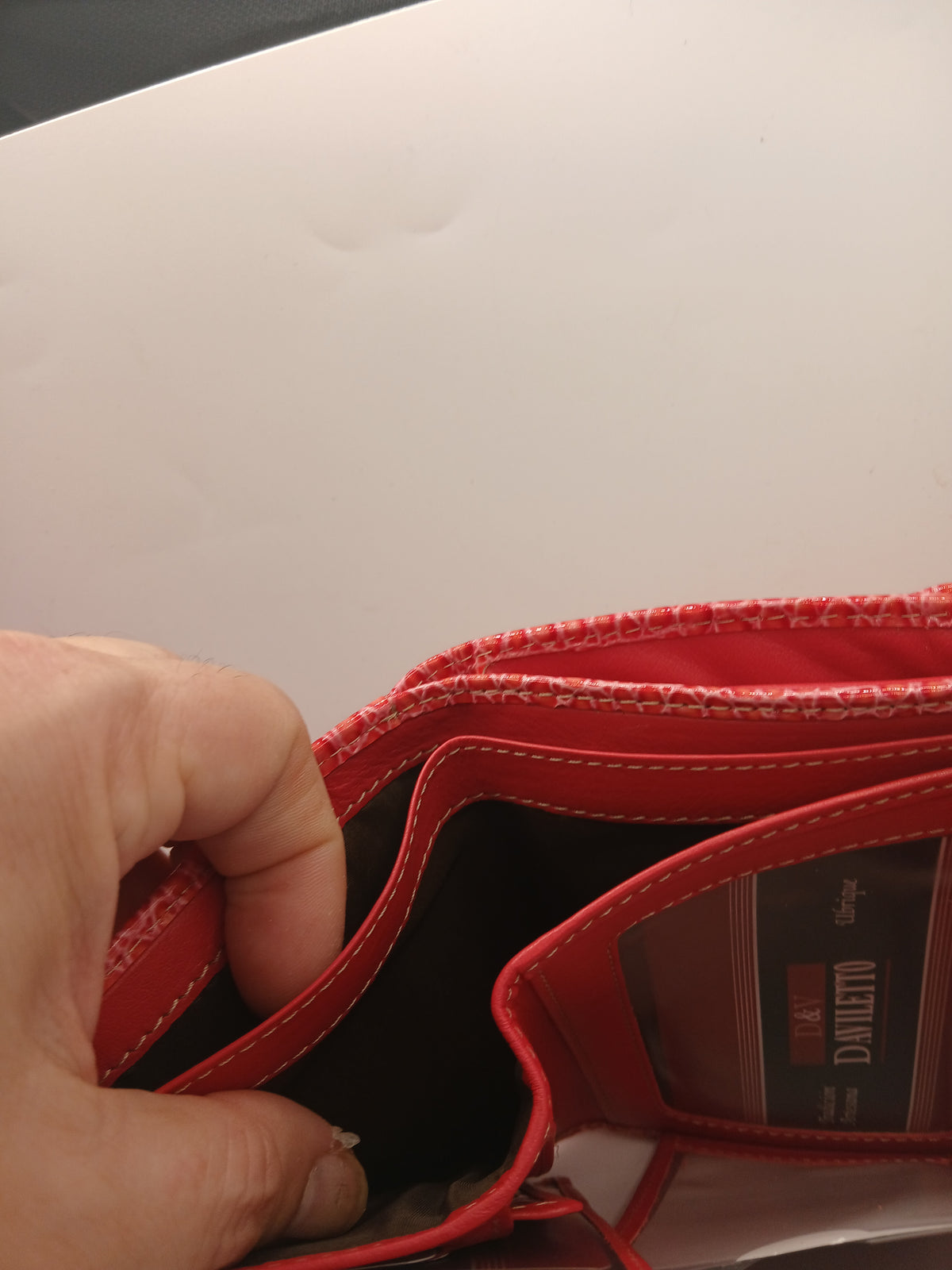 Billeteras de piel color salmon marca Daviletto