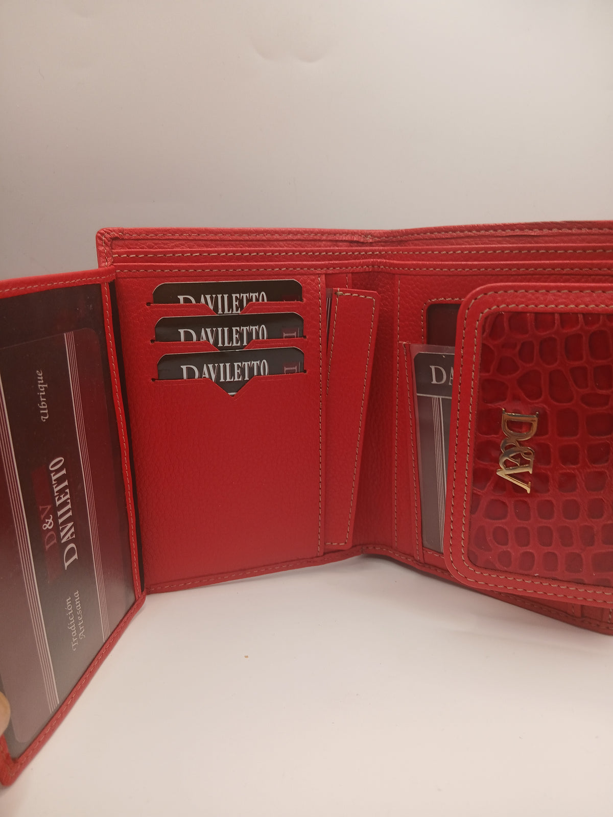Billeteras de piel color rojo marca Daviletto
