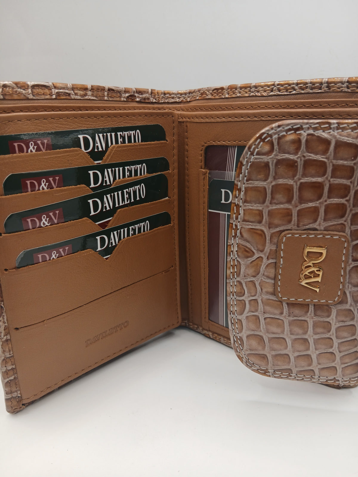 Billeteras de piel color dorado marca Daviletto
