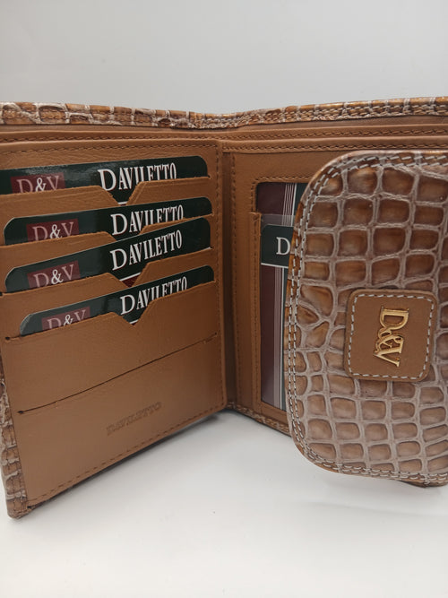 Billeteras de piel color dorado marca Daviletto