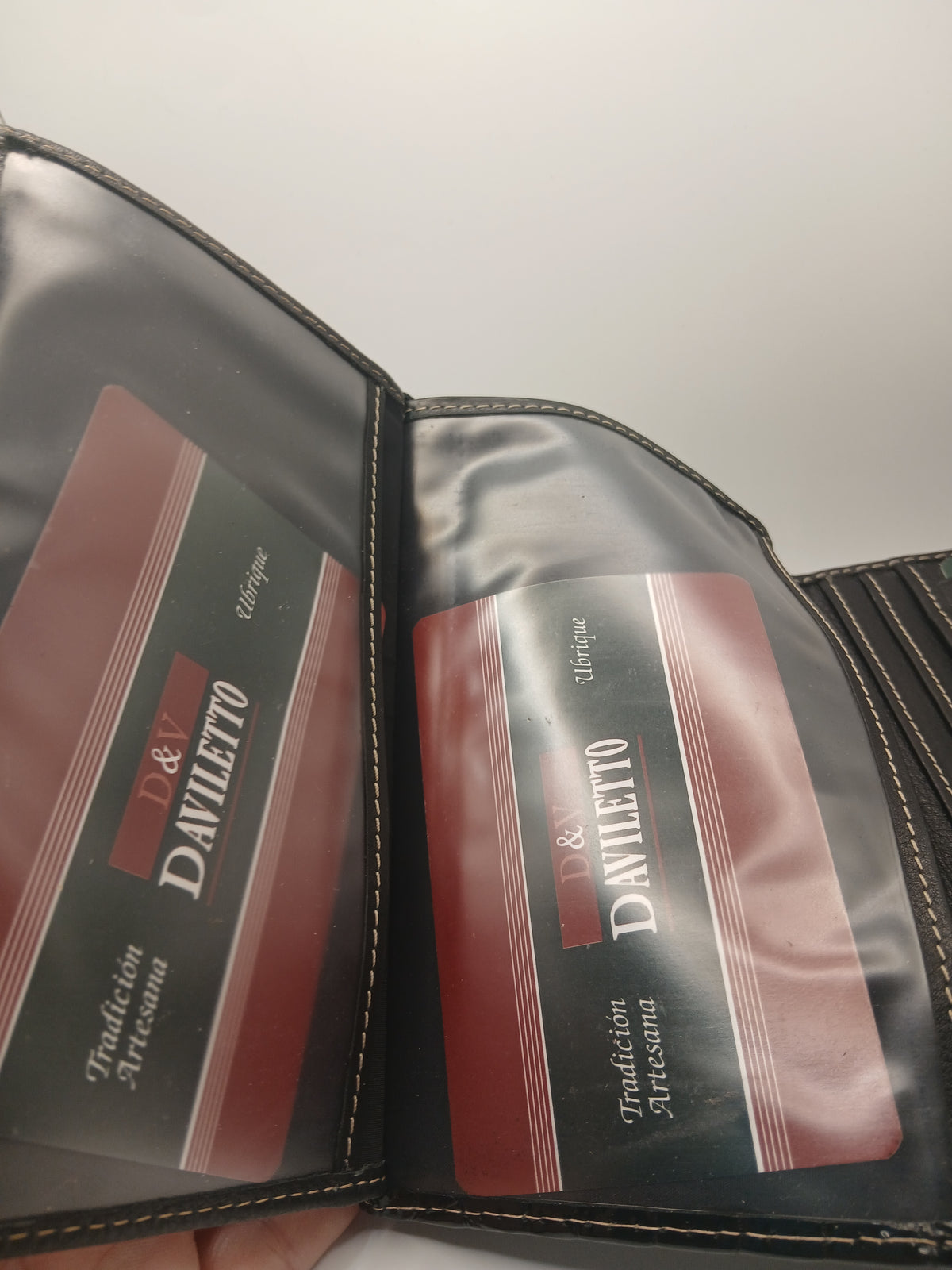 Billeteras de piel color negro marca Daviletto
