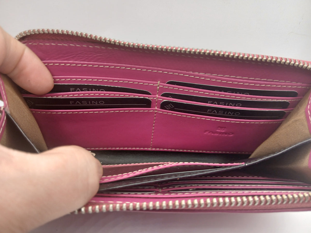 Billeteras de piel color fucsia marca Fasino