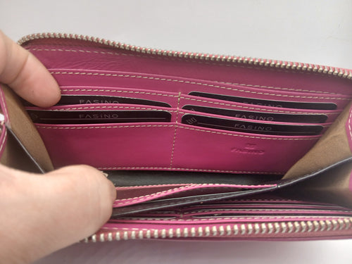 Billeteras de piel color fucsia marca Fasino
