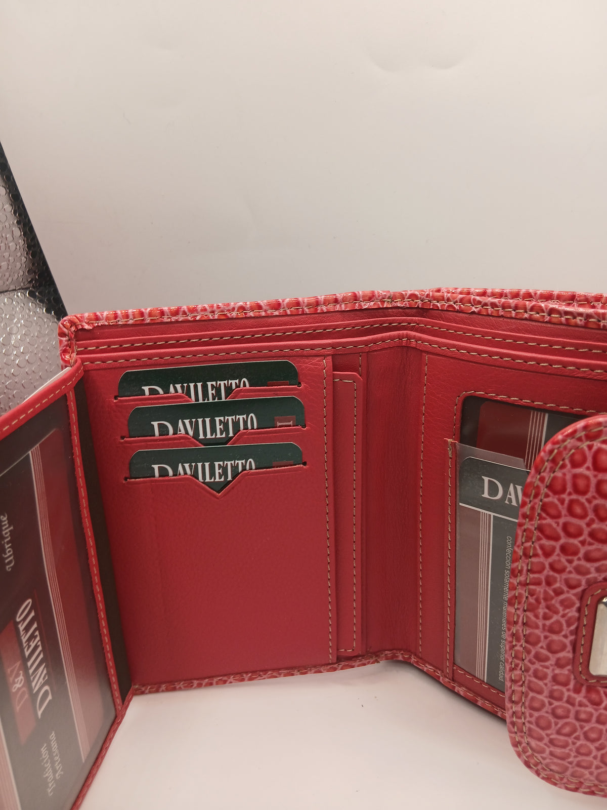 Billeteras de piel color salmon marca Daviletto