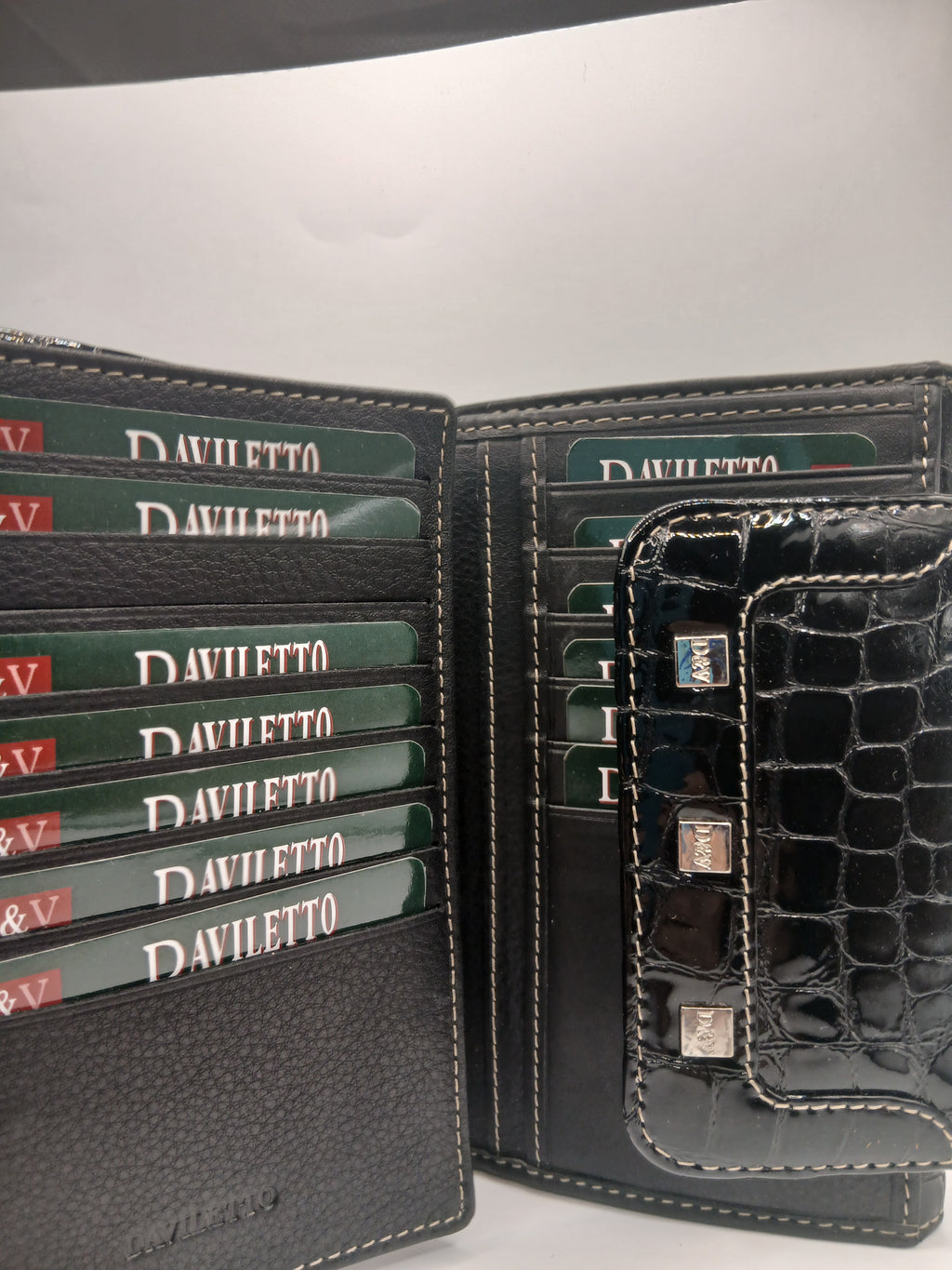 Billeteras de piel color negro marca Daviletto