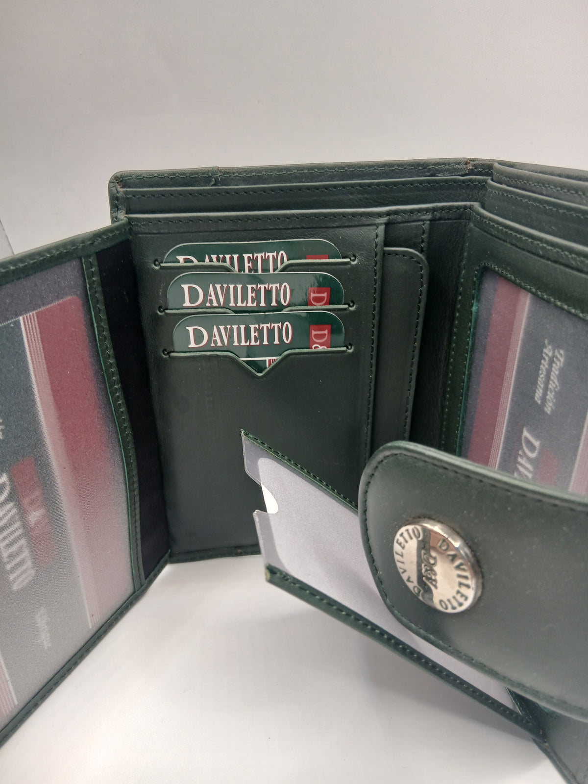 Billeteras de piel color verde marca Daviletto