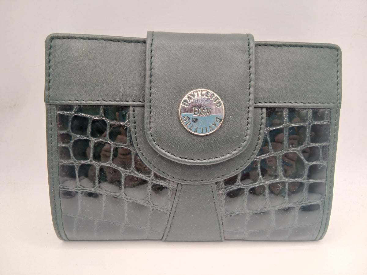 Billeteras de piel color verde marca Daviletto
