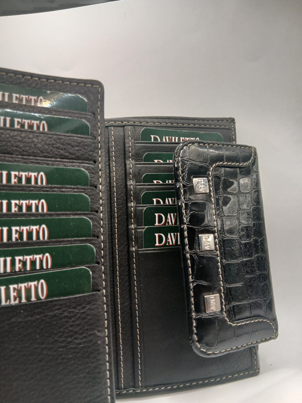 Billeteras de piel color negro marca Daviletto