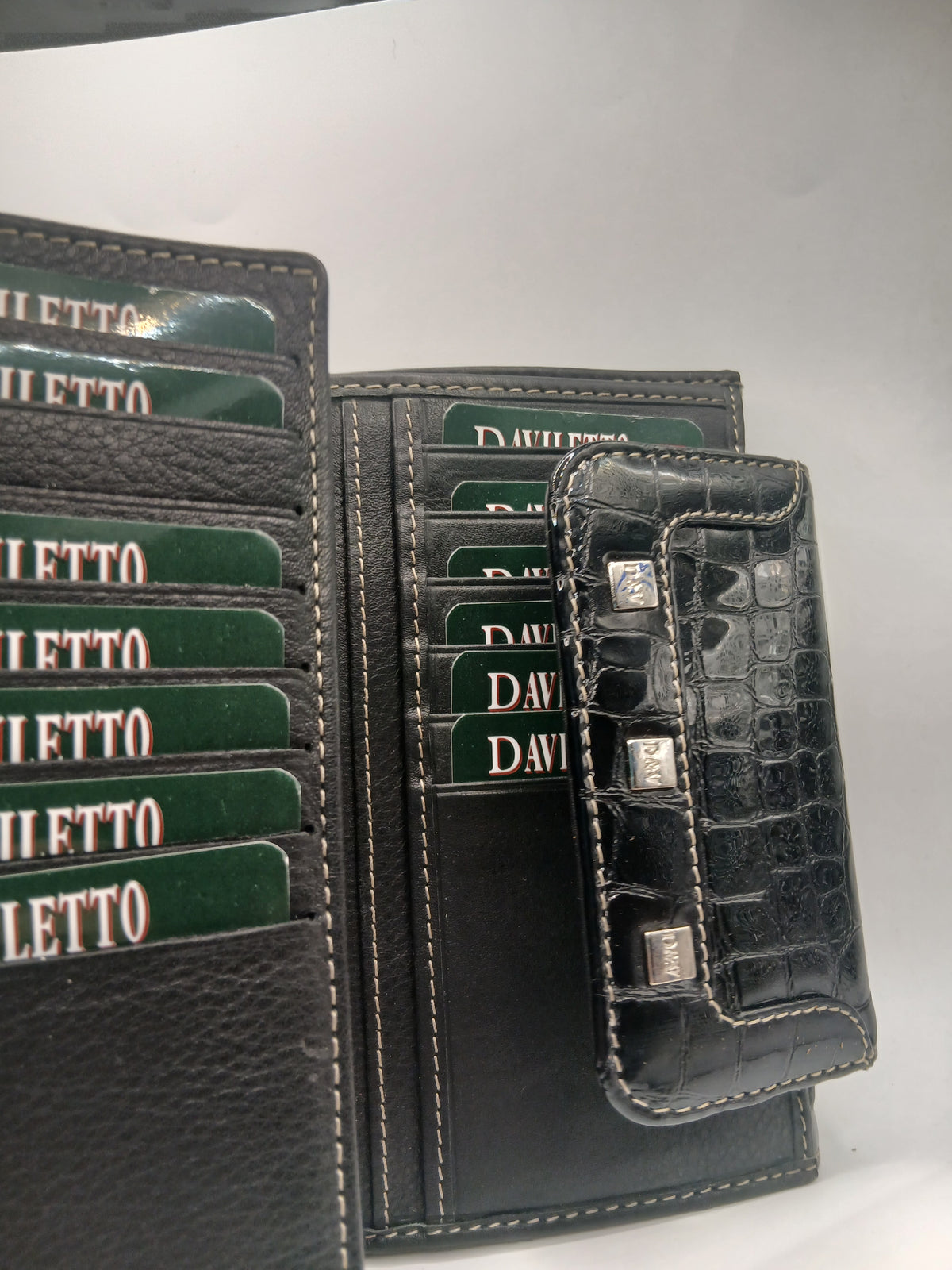 Billeteras de piel color negro marca Daviletto